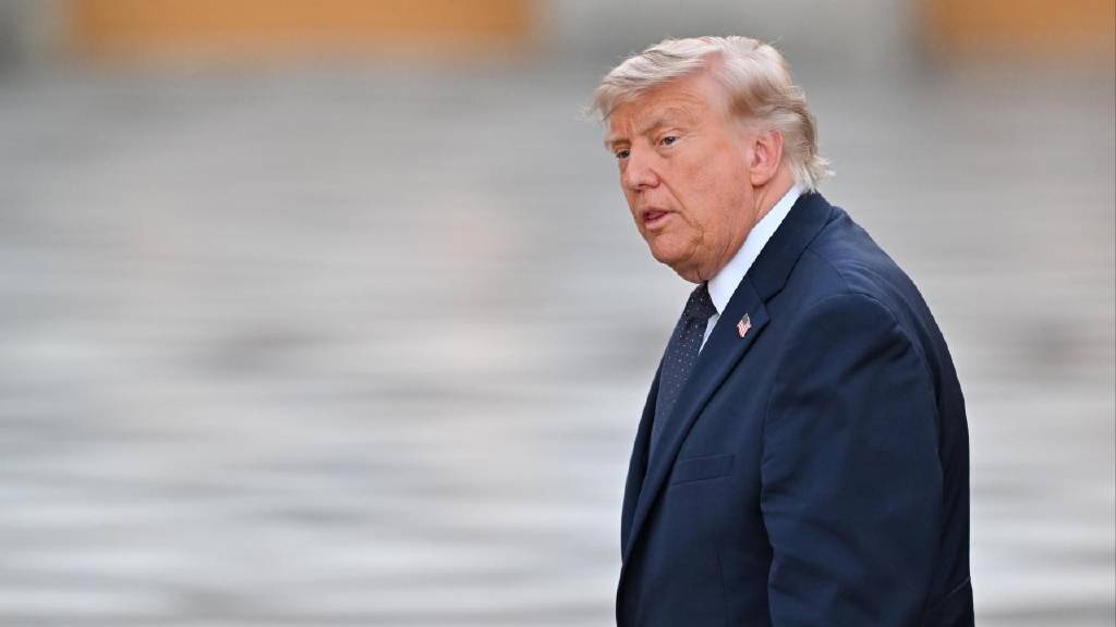 Trump, Rusya'ya yönelik yeni yaptırımları askıya aldı