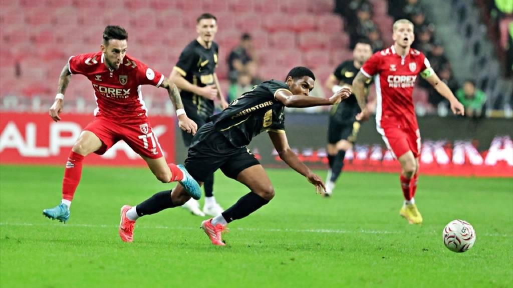 Amedspor, Samsunspor'u deplasmanda 2-1 yenerek liderliğe yükseldi