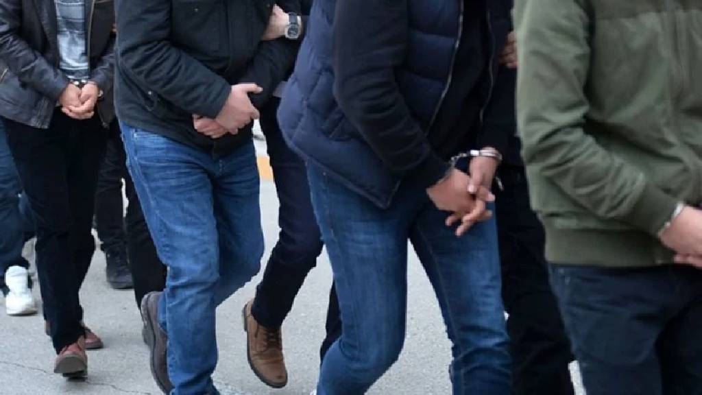 Suç örgütlerine bilgi sızdıran polislere operasyon