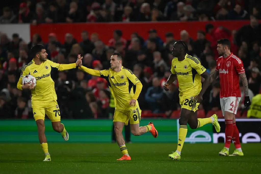 İngiltere'de Fenerbahçe manşetleri