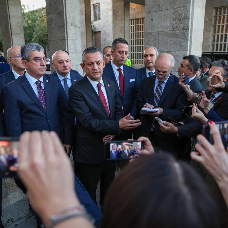 Özgür Özel'den Türkiye demokrasisi yazısı