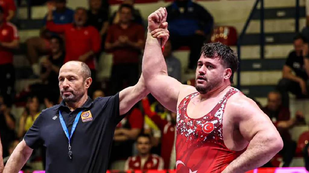 Rıza Kayaalp'ten Avrupa'da altın madalya