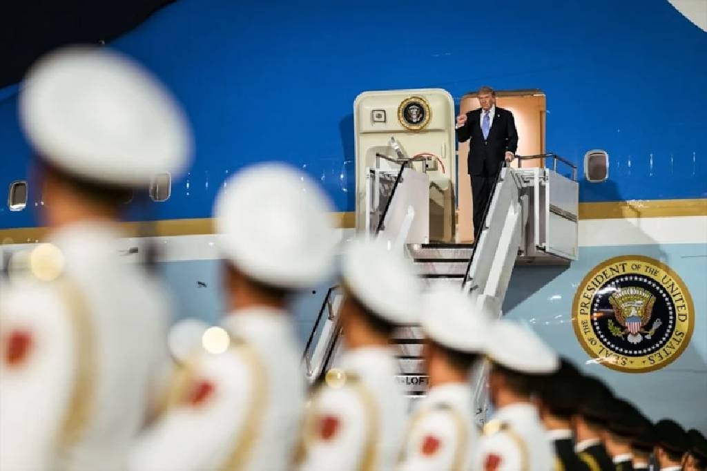 Trump'tan Çin dönüşü talimat: "Hediyeleri çöpe atın"