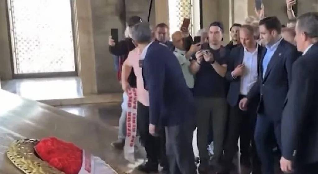 Anıtkabir'de çelenk tartışması