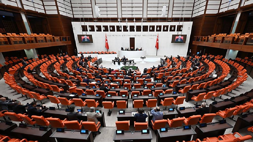 TBMM'de CHP'li vekillerden protesto